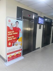 khung standee kệ kiểu cửa