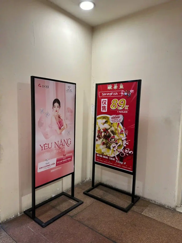 standee chân sắt